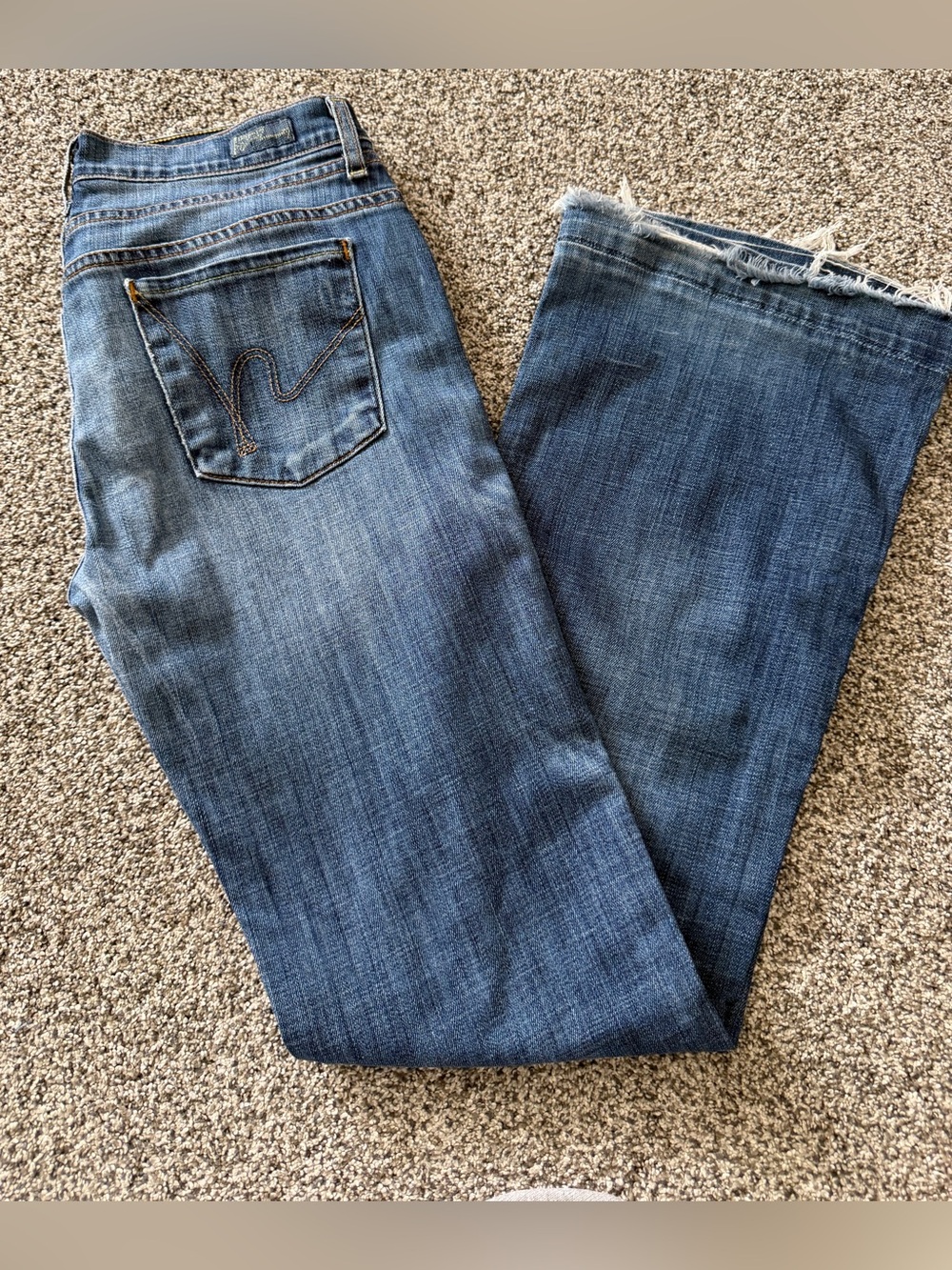 Citizens of Humanity low rise bootcut jeans in size 29. Cotton & elastane blend.